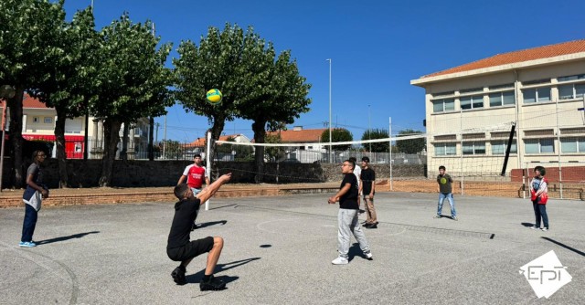 Integração com energia: Jogo de voleibol do 10ºAno